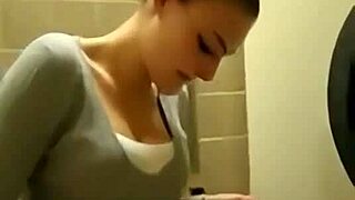 Belecserkészem a wc-be gyors intenzív élvezésért