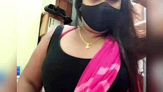 Desi indian beauty tempts with curves