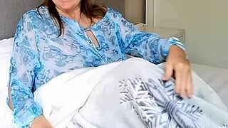 busty mature beauty shares her juicy holiday pussy gift