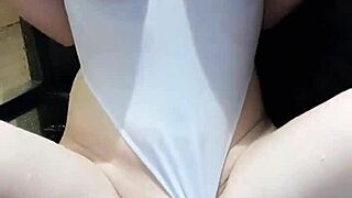 Beautiful Chinese babe reveals intimate solo allure