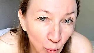 busty mature beauty shares her juicy holiday pussy gift