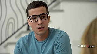 Даваш на тая крива милфа с огромни цици най-добрата услуга някога