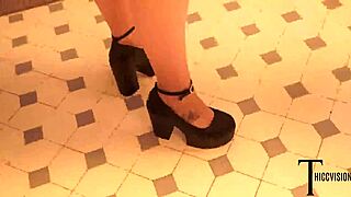 Two Big Tit Blonde BBWs Share Massive Black Cock In Steamy Tub 3some