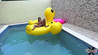 Maxine X Fingers Pussy Sunbathing Poolside Wet Tease