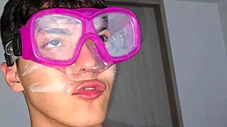 Пара се промъква за луда еби в споделено легло