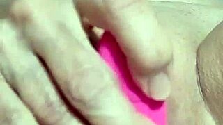 Homemade housewife hits squirting orgasm in amateur clip