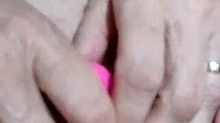 Homemade housewife hits squirting orgasm in amateur clip