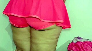 Chubby Latina MILF Flashes Juicy Ass and Meaty Pussy