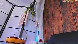 HOT GWEN-SPIDER RIDES DILDO UNTIL CUMMING HARD