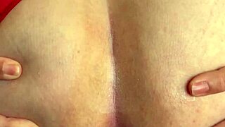 florsitasilvestre38 stretches ass wide with huge anal toys