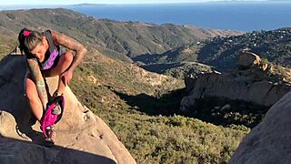 i love flashing my body publicly like felicity feline does