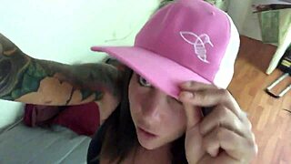 i love flashing my body publicly like felicity feline does