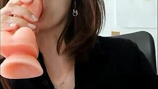 Horny secretary wife vibes pussy to orgasm with magic wand at office