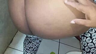 Does professor's cum fill evangélica bbw's pussy in school bathroom?