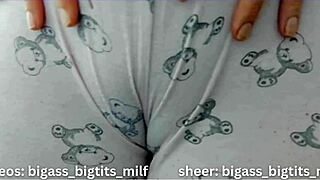 check her puffy camel toe lips spreading wet and juicy 😍🔥