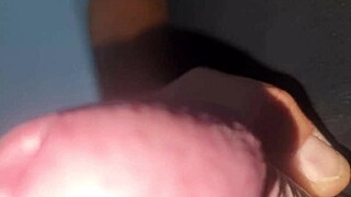 Amatoriale italiano guy strokes huge cock till explosive cumshot for viewer thrill