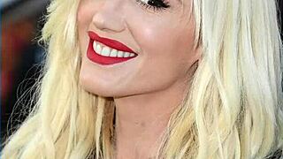 gwen stefani's long legs spread wide for your ultimate jerk-off session