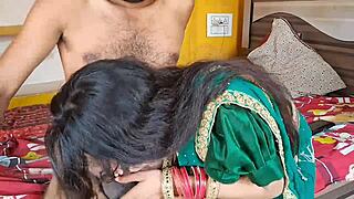 pados wali gets fucked hard in green sari chudai