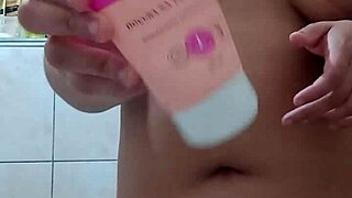 gordinha safada seals hot pussy deal with creamy depilatory treat