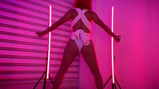 Colombian dancer shakes ass desperately for quick cash?