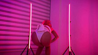 Colombian dancer shakes ass desperately for quick cash?