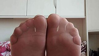 CARMEN NYLONJUNGE THRUSTS HAPPY NYLON FEET IN BED PANTYHOSE