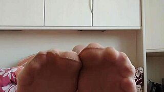 CARMEN NYLONJUNGE THRUSTS HAPPY NYLON FEET IN BED PANTYHOSE