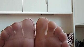 CARMEN NYLONJUNGE THRUSTS HAPPY NYLON FEET IN BED PANTYHOSE