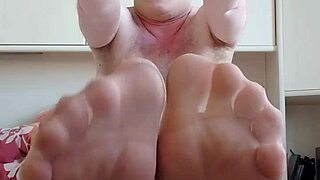 CARMEN NYLONJUNGE THRUSTS HAPPY NYLON FEET IN BED PANTYHOSE