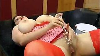 i play with my curvy body on the kitchen counter