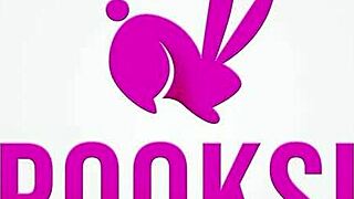 denisse b spreads meaty pussy wide on couch solo