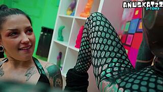 oh man im that goth lesbian in latex fisting deep squirting everywhere n gaping so wide!