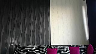 Teen in tight leggings tones sexy big ass during intense workout session