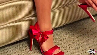 Maxine X Pounds Pussy with Fastest Fuck Machine and Huge Dildo