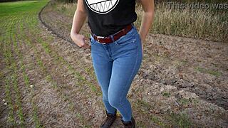 hey look at this teen's big pussy lips cameltoe teasing thru blue jeans outdoors