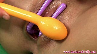 Raven's puffy shaved peach tempts in teen toy play