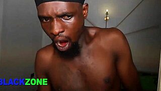 Beautiful ebony amateur fingered close-up on bed casting