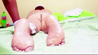 Mature woman’s foot massage turns into intense pussy licking and squirting