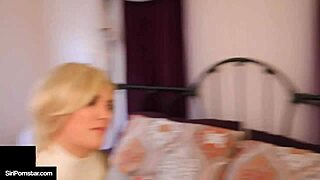 siri fucks her plump pussy 😍💦