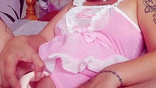 oh god, this cute milf vibes her pussy to squirting orgasm solo! 💦🧸