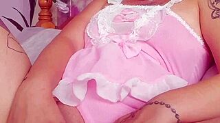oh god, this cute milf vibes her pussy to squirting orgasm solo! 💦🧸