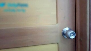 Mi amante me folla duro en las escaleras mientras mi cornudo mira abajo