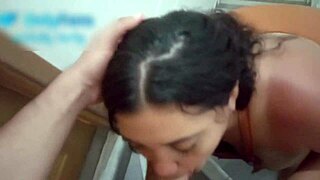 Mi amante me folla duro en las escaleras mientras mi cornudo mira abajo