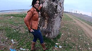 Gorgeous babe in tight jeans teases to mega climax in tub