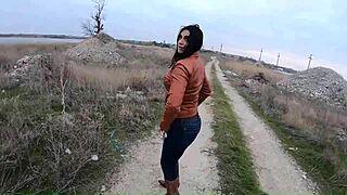 Gorgeous babe in tight jeans teases to mega climax in tub