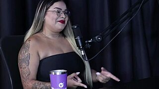 quer dar pra um pauzudo e traumatizada no fetiche de chuva negra suellen barrar see through redhead action