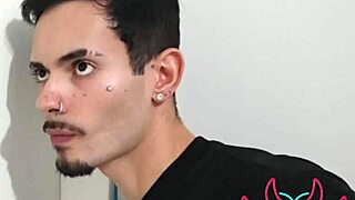 Fui visitar meu amigo e peguei ele no flagra com a esposa
