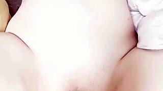 Korean beauty uses machine toy for solo pleasure