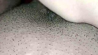 Exibindo e tocando bucetinha putinha safada da ppk peludinha