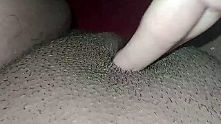 Exibindo e tocando bucetinha putinha safada da ppk peludinha